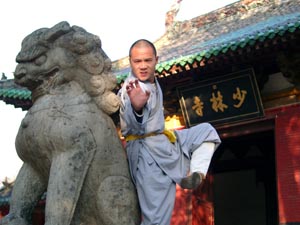 Monnik Shi Yan Yong bij ingang Shaolin Tempel