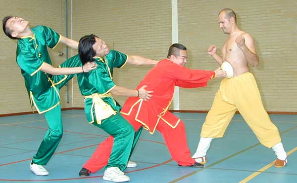 Remco Falkenburg met kom op zijn buik