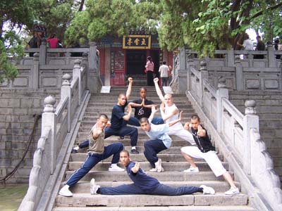 Een groep van Nederlandse Shaolin Kung Fu beoefenaars in Shaolin Tempel (anno 2005)